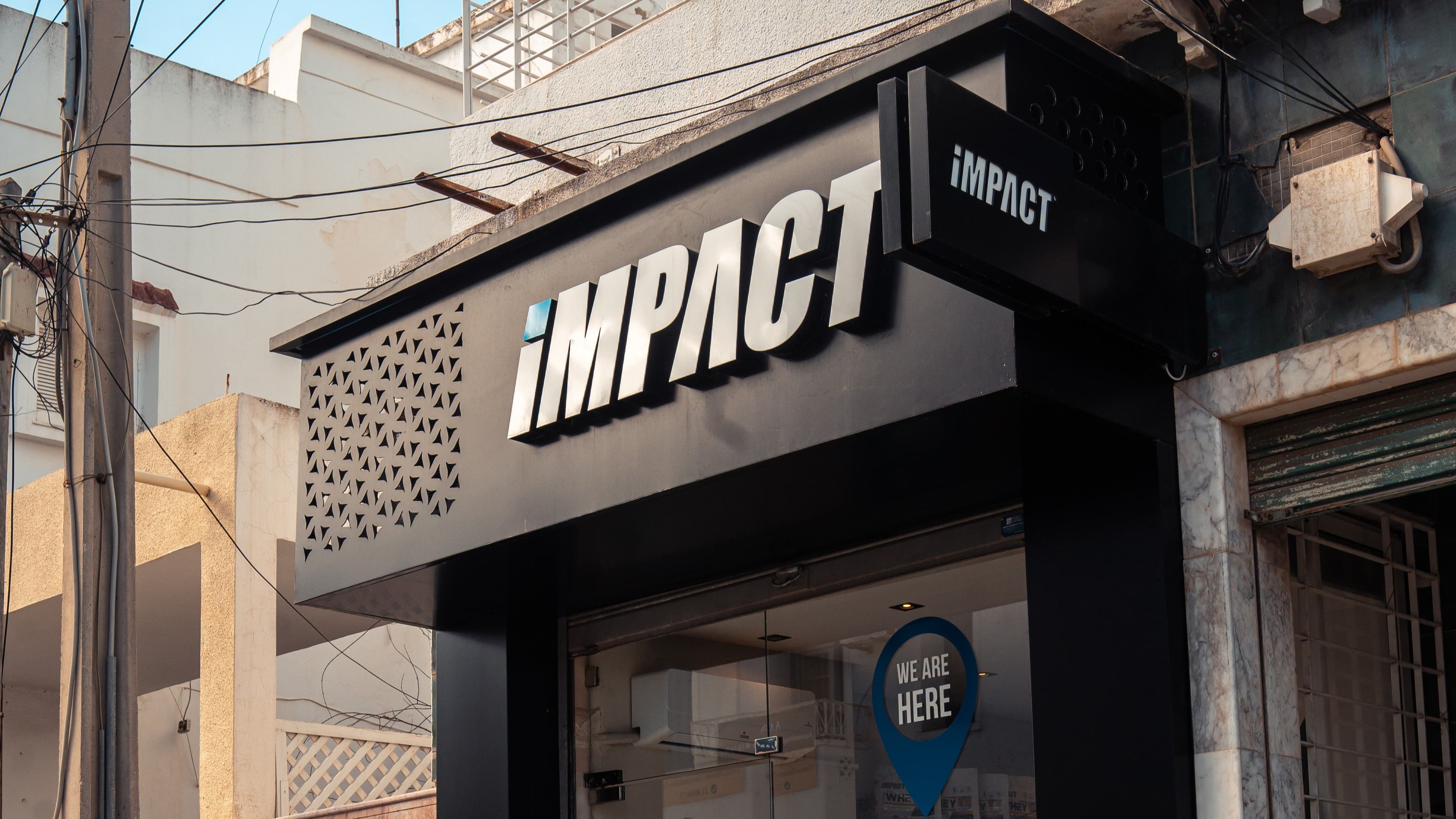 Façade d'une boutique officielle Impact Sport Nutrition — Réseau de distribution de compléments alimentaires en Tunisie.